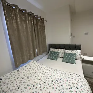 Guest house Smart Cosy/small Double In Oakridge Road Bromley, London